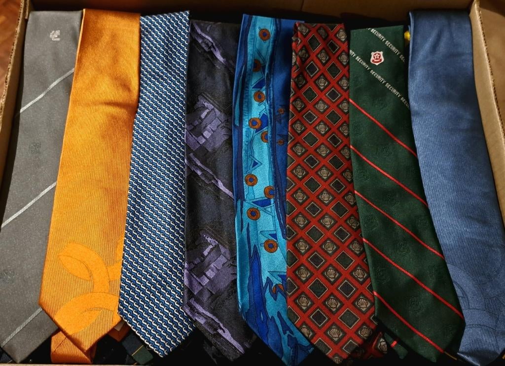 Verzameling met bedrijfslogo stropdassen 200+ stuks A89 doos, Kleding | Heren, Stropdassen, Zo goed als nieuw, Overige kleuren