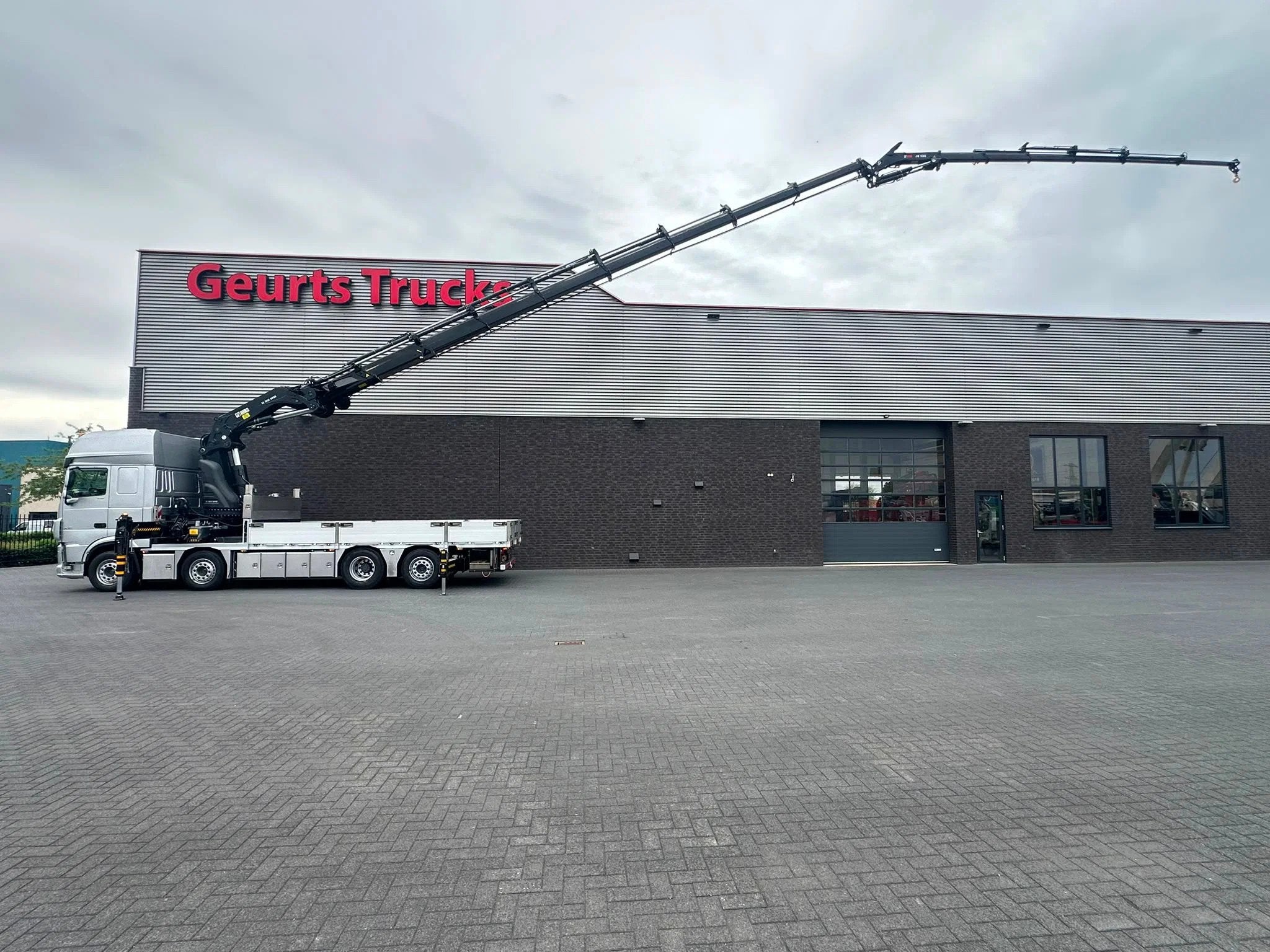 DAF XF 530 8X2+HIAB 1055E-8+JIB 150X-6 KRAAN/KRAN/CRANE.GRUA, Automaat, Euro 6, Bedrijf, 2 stoelen