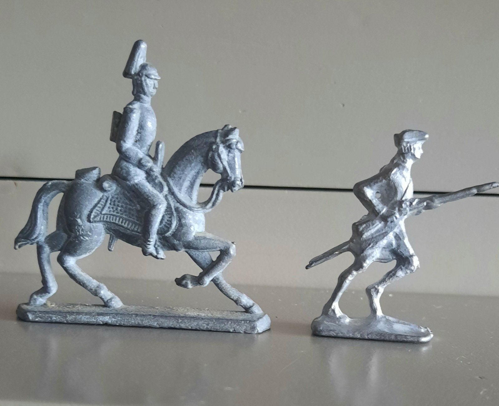 2 Tinnen Soldaatjes: Ruiter en Staande Soldaat - 80 gram, Ophalen of Verzenden, Zo goed als nieuw