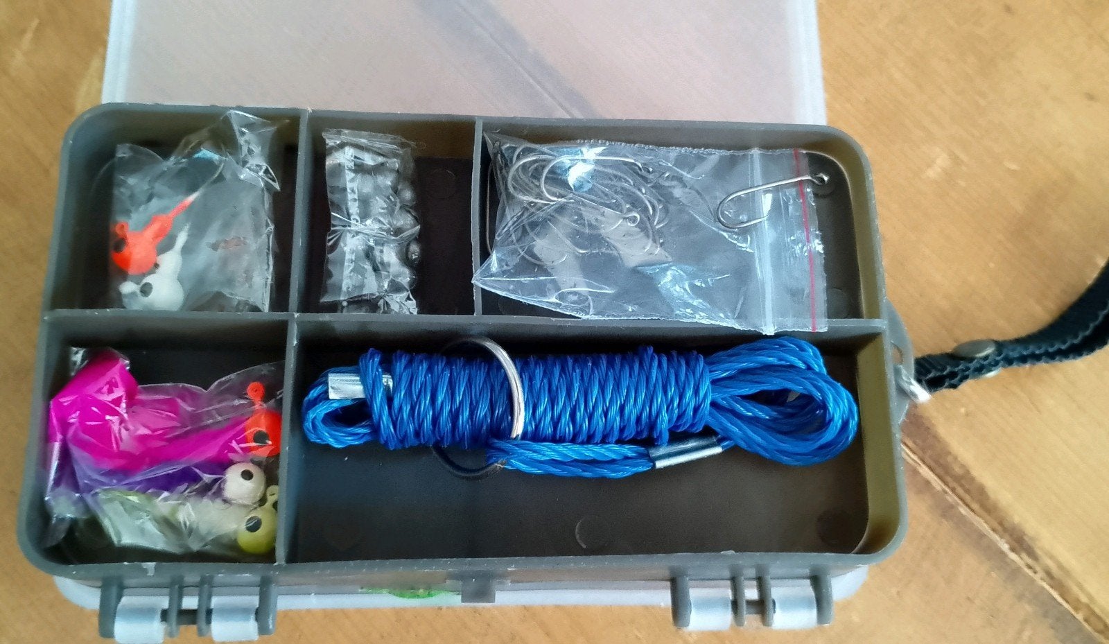 NIEUWE VIS SPULLETJES doosje diverse haakjes kunstaas enz, Ophalen of Verzenden, Nieuw, Kunstaas