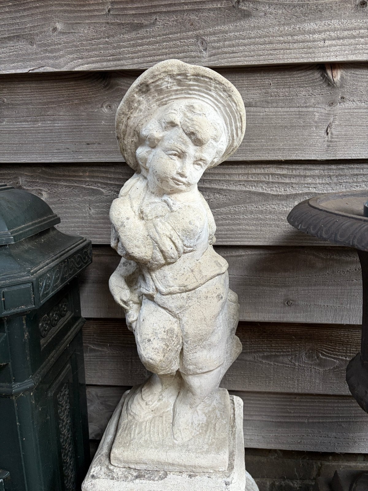 Charmante jongen op sokkel - Leuk decoratiebeeld, Ophalen, Gebruikt, Steen, Mensenbeeld