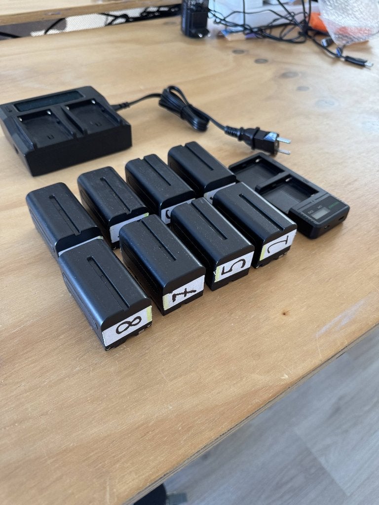 8x Neewer NPF accu 5600mAh + 2 opladers, Audio, Tv en Foto, Gebruikt, Sony, Accu, Opladen via netstroom