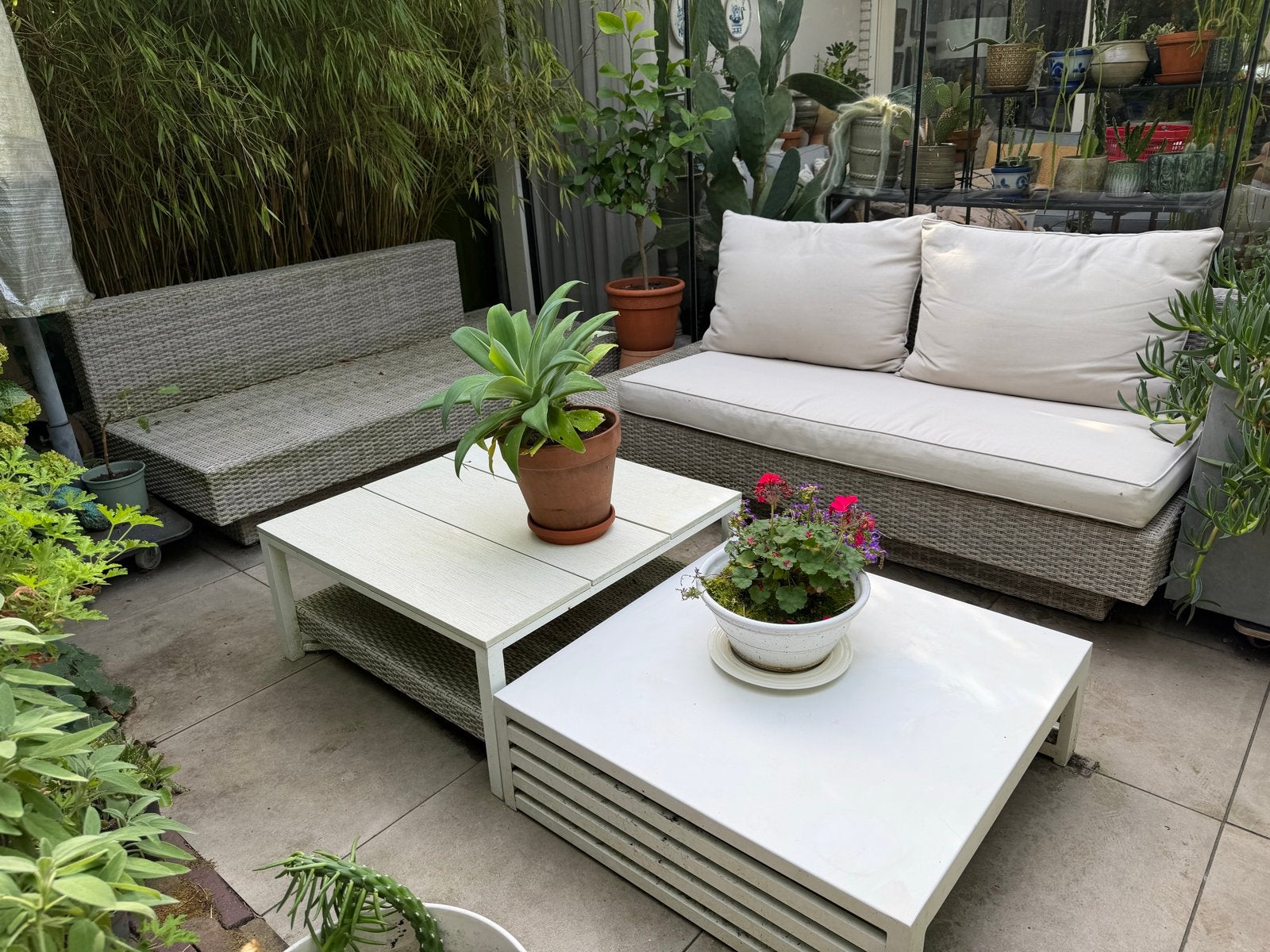 Kunststof Loungeset met twee tafels - Afhalen in Enschede, Tuin en Terras, Ophalen, 4 zitplaatsen, Kunststof, Gebruikt