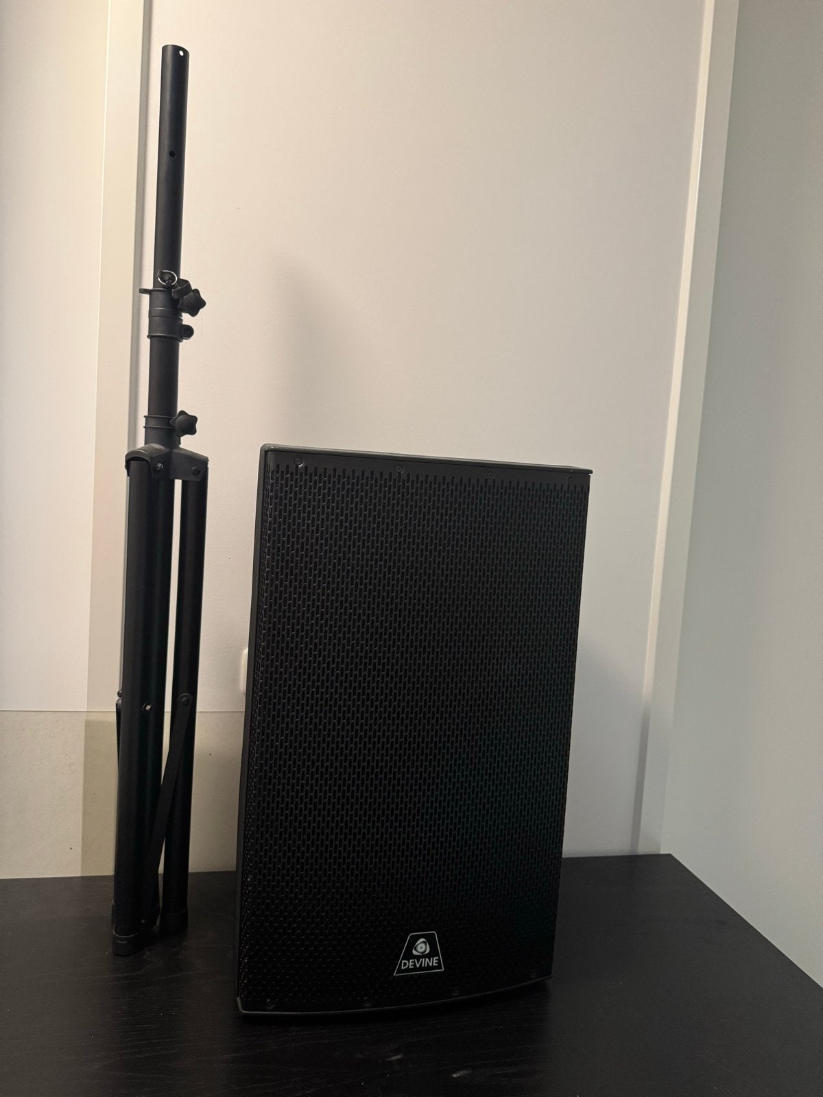 Devine Onyx 15A actieve luidspreker met Innox statief, Ophalen, Zo goed als nieuw, Minder dan 500 watt, P.A.
