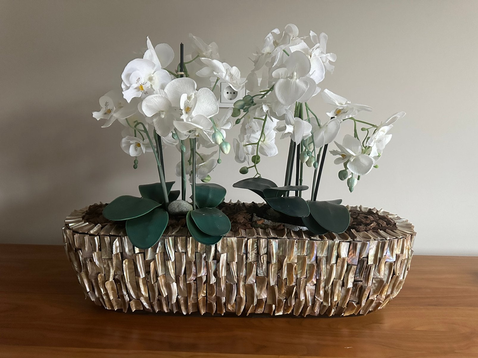 Prachtige schelpenvaas beige/ bruin met orchideeën, Ophalen, Zo goed als nieuw