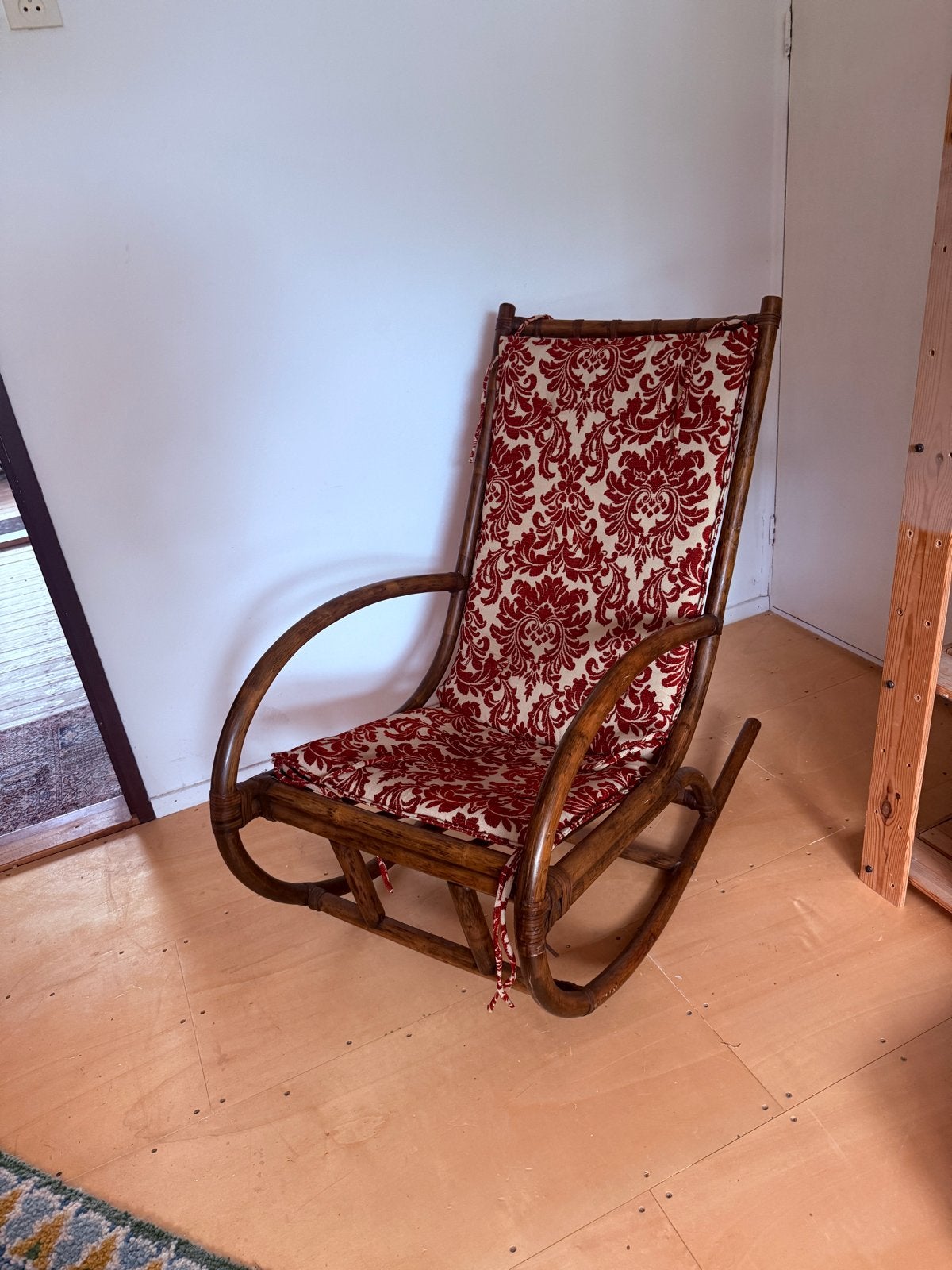 Vintage Rotan Schommelstoel met Rood Patroon Kussen, Huis en Inrichting, Ophalen, Gebruikt, Bruin, Riet of Rotan