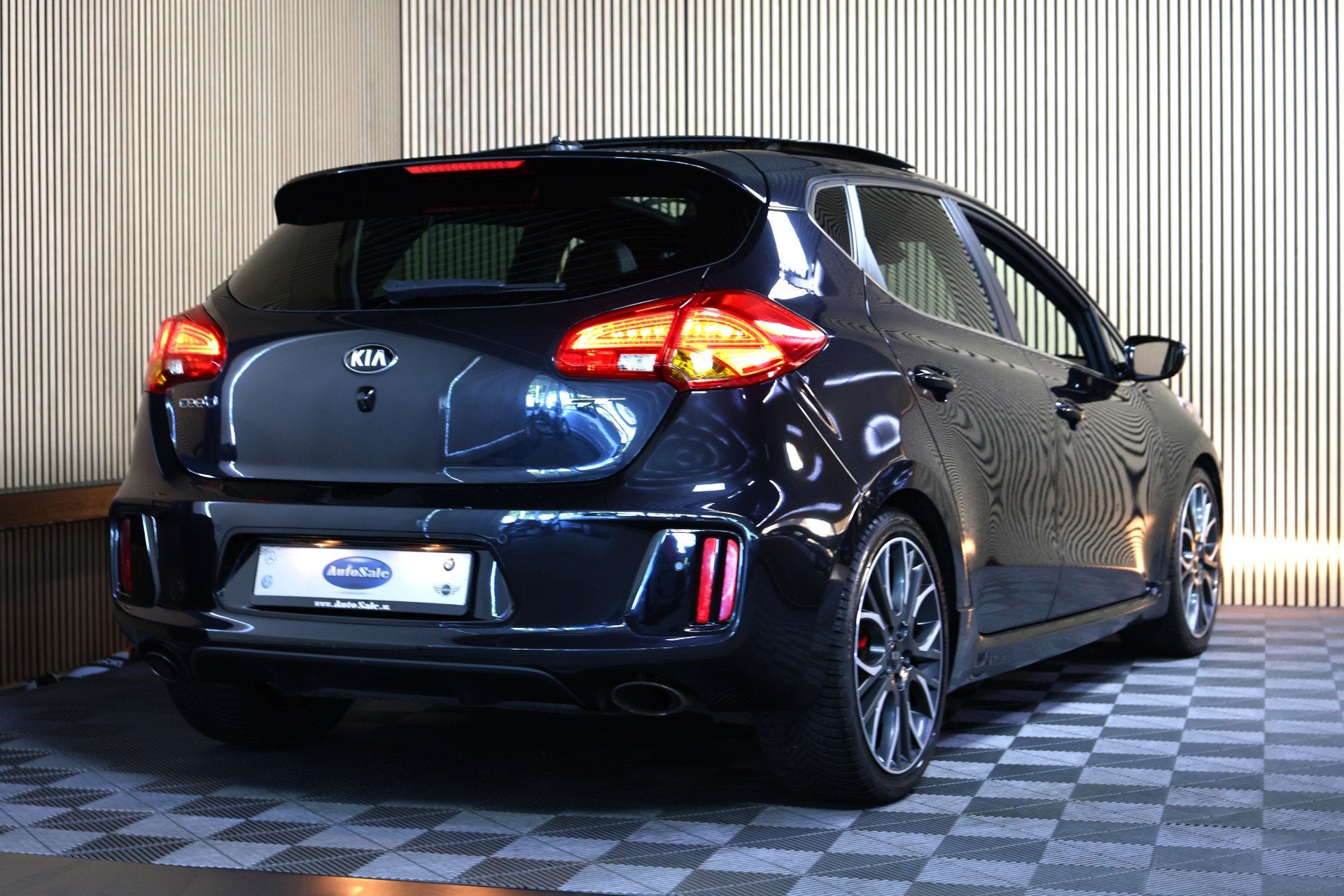 Kia cee'd 1.6 GT PANO NAVI CLIMA CRUISE PDC KEYLSS BT "14, Voorwielaandrijving, 1591 cc, 4 cilinders, Zwart