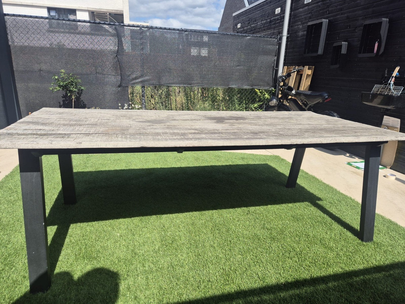 Robuuste houten tuintafel met metalen onderstel, Ophalen, Gebruikt, Rechthoekig, Hout