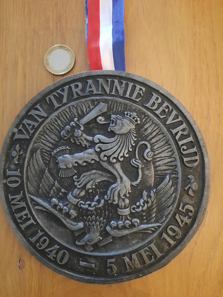 Plaquette/gedenkplaat "VAN TYRANNIE BEVRIJD 1940-1945"., Postzegels en Munten, Penningen en Medailles, Ophalen of Verzenden, Overige materialen
