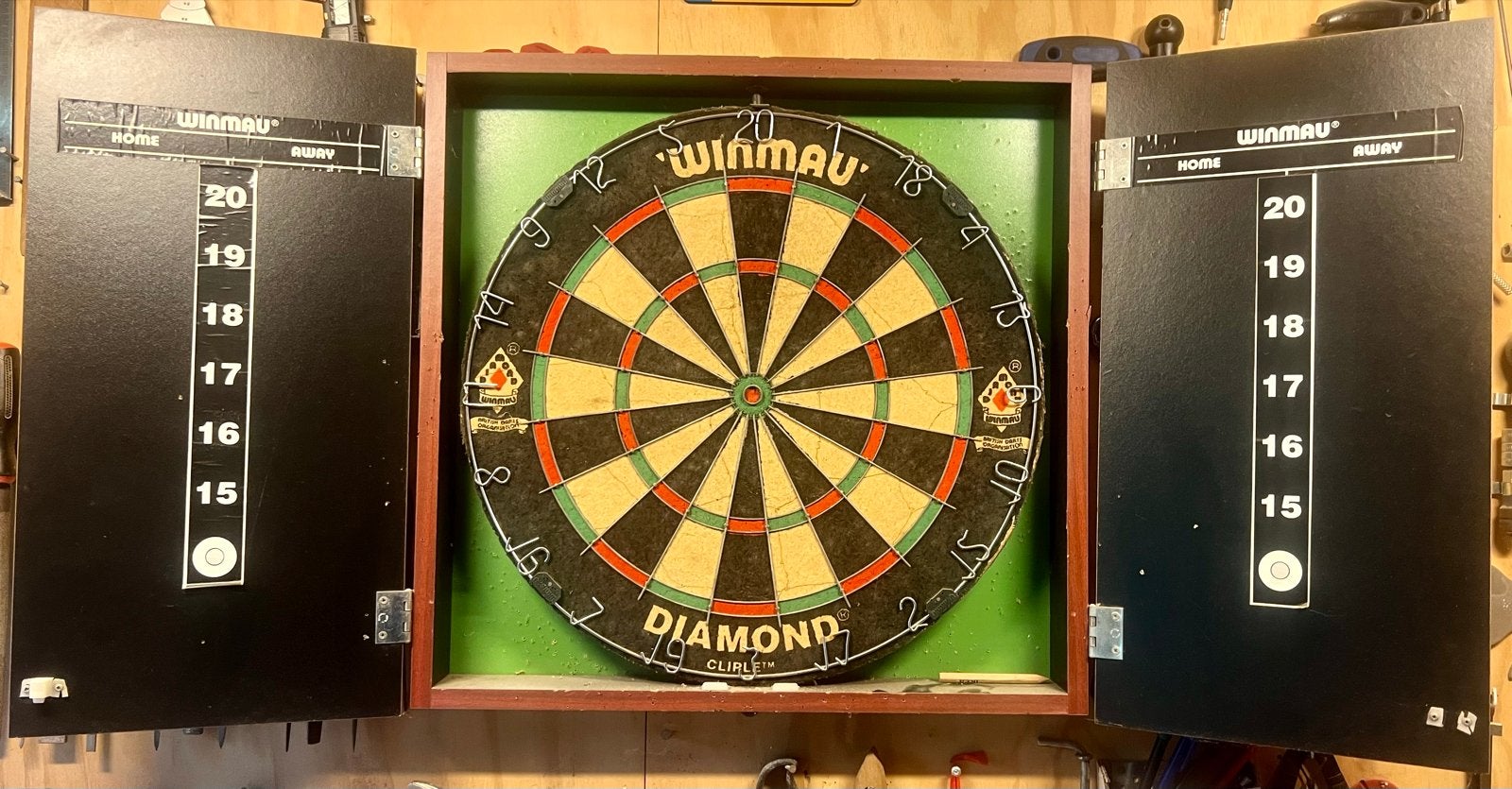 Winmau Diamond Dartbord met Kast en Darts, Sport en Fitness, Darts, Ophalen of Verzenden, Gebruikt, Dartbord met pijlen