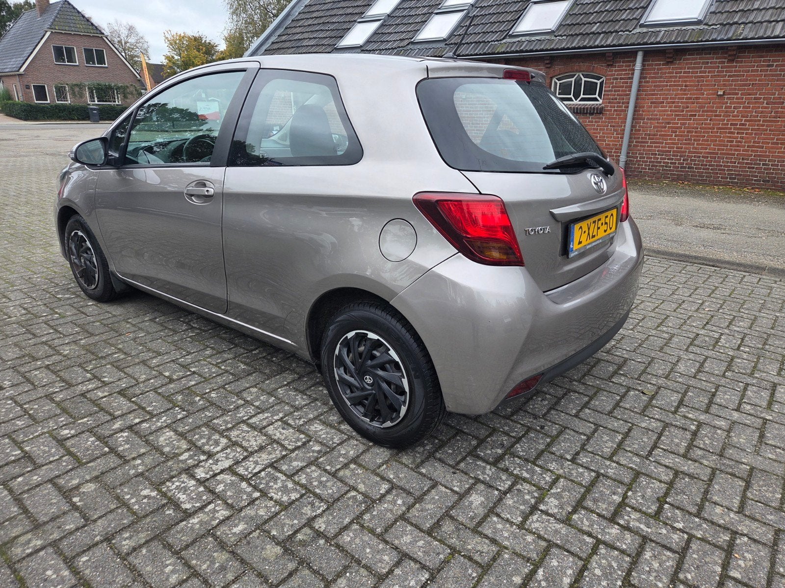 Toyota Yaris 1.0 16V Vvti 3DR 2014 Airco! Camera! Nw Apk!, Auto's, Voorwielaandrijving, 40 €/maand, Euro 6, Bruin