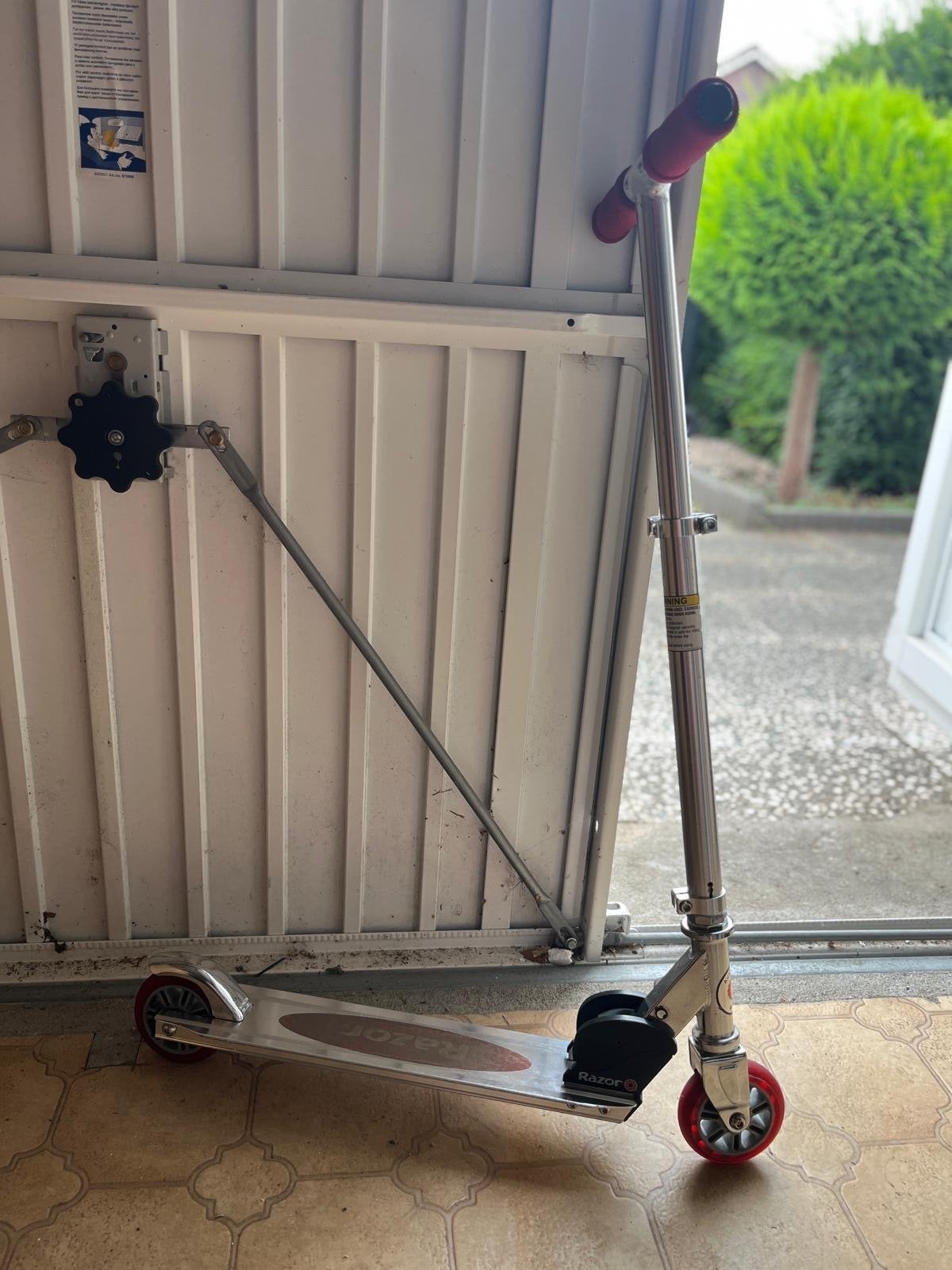 Razor step met rode wielen en handvatten, Ophalen of Verzenden, Gebruikt, Gewone step
