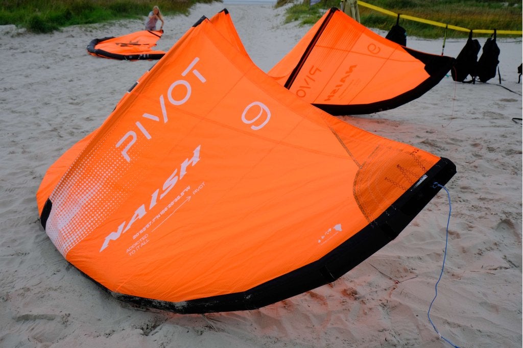 Naish Pivot 2026– 9m (oranje) – zo goed als nieuw, 9 m², Ophalen of Verzenden, Kite, Watergoorweg 79 3861 MA Nijkerk
