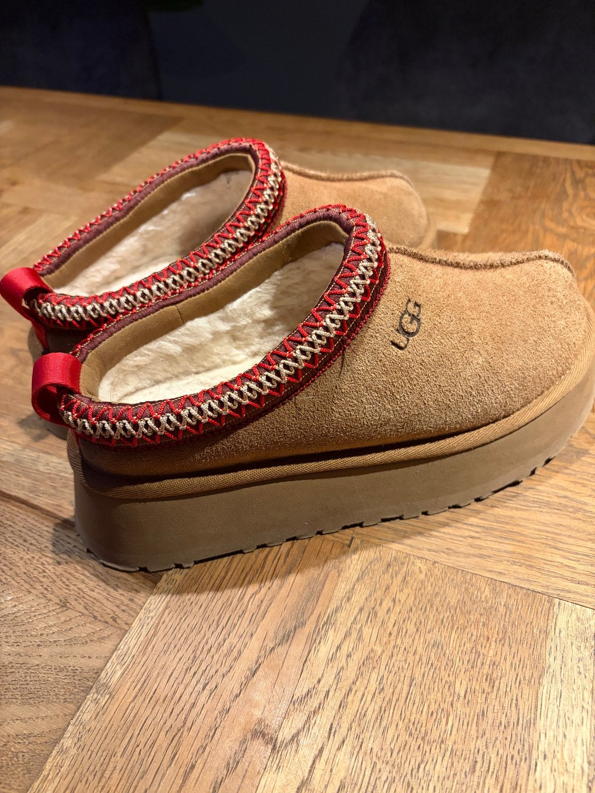 Uggs Tazz 2 - Chestnut - Maat 37 (vallen klein), Ophalen of Verzenden, Nieuw, Bruin, Pantoffels of Sloffen