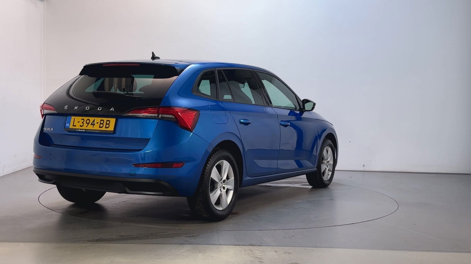 Skoda Scala 1.0 TSI 110pk DSG Sport Business Navigatie Parke, Dealer onderhouden, Gebruikt, Met garantie (alle), Blauw