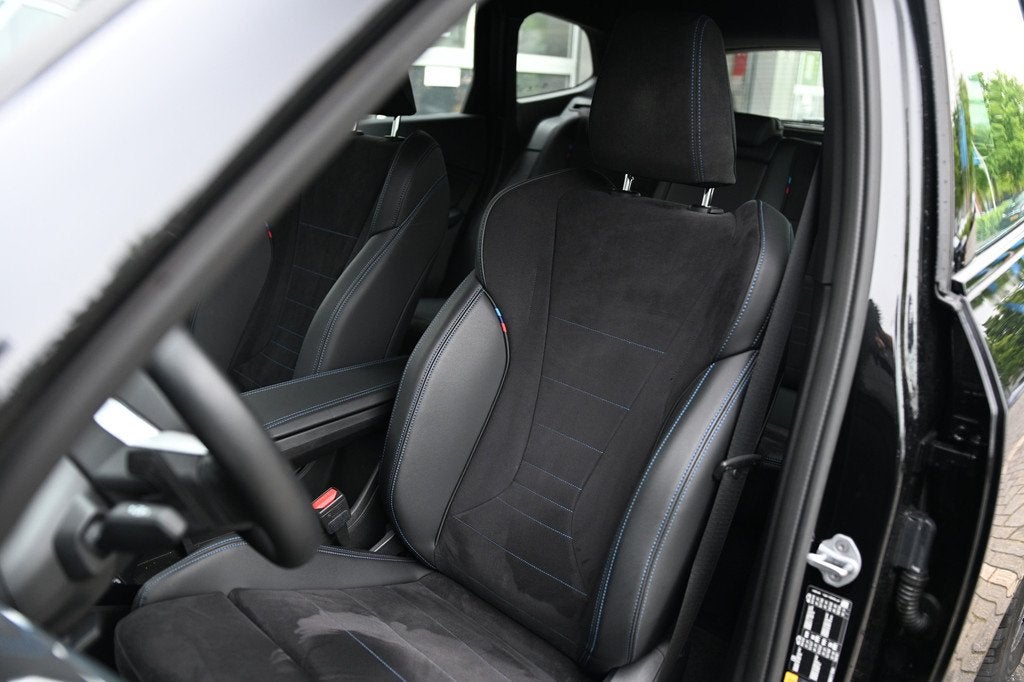 BMW X1 xDrive25e M Sport Automaat / Sportstoelen / Comfort A, Auto's, BMW, 136 pk, Gebruikt, Zwart, Met garantie (alle)