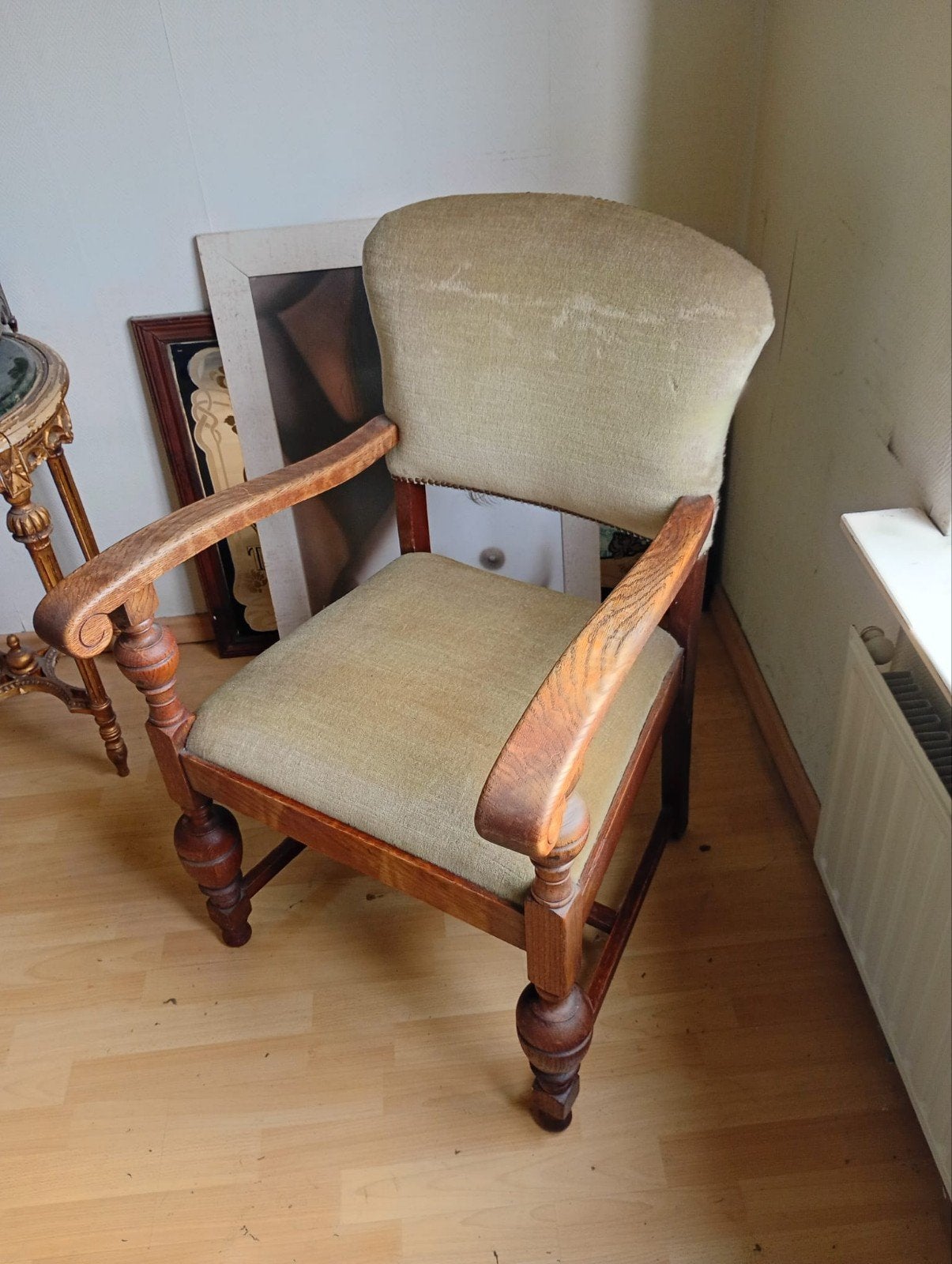 Antieke fauteuil met houten frame en gestoffeerde zitting, Ophalen