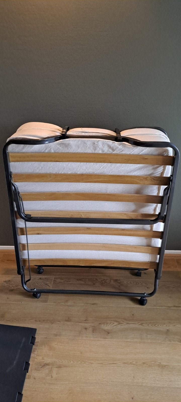 Opklapbed met matras - 1 kapot wieltje, Ophalen, Eenpersoons, Zwart, Praktisch