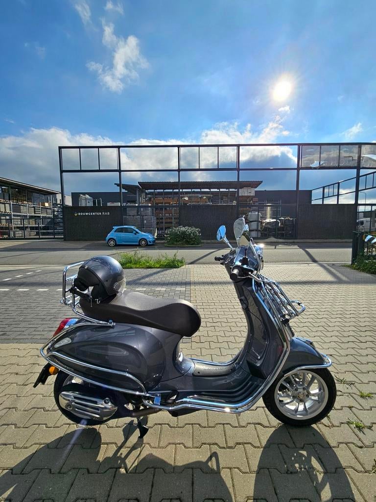 Vespa Primavera Touring 45 km 2022, Fietsen en Brommers, Scooters | Vespa, Ophalen of Verzenden, Zo goed als nieuw, Benzine, Overige modellen