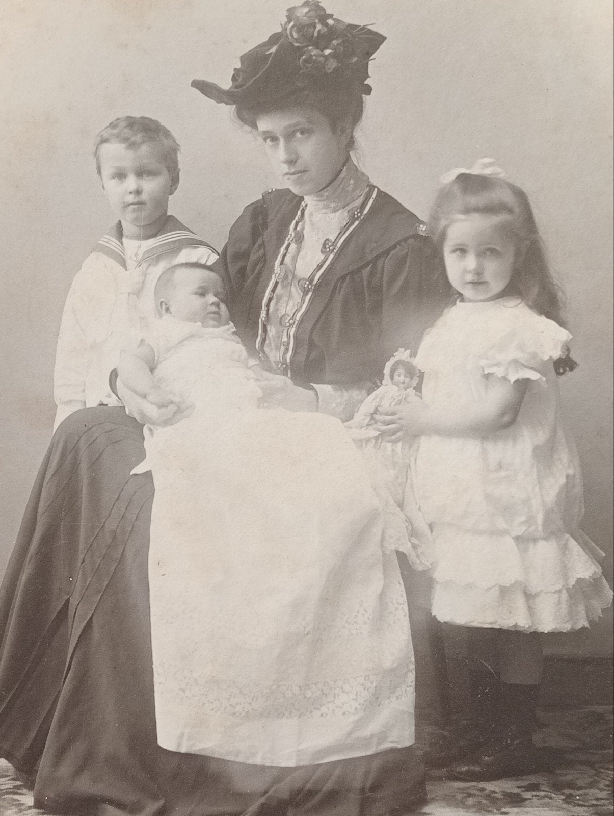Antieke foto: Moeder met 3 kinderen, Den Haag 1906, Ophalen of Verzenden, Voor 1940, Gebruikt, Kind