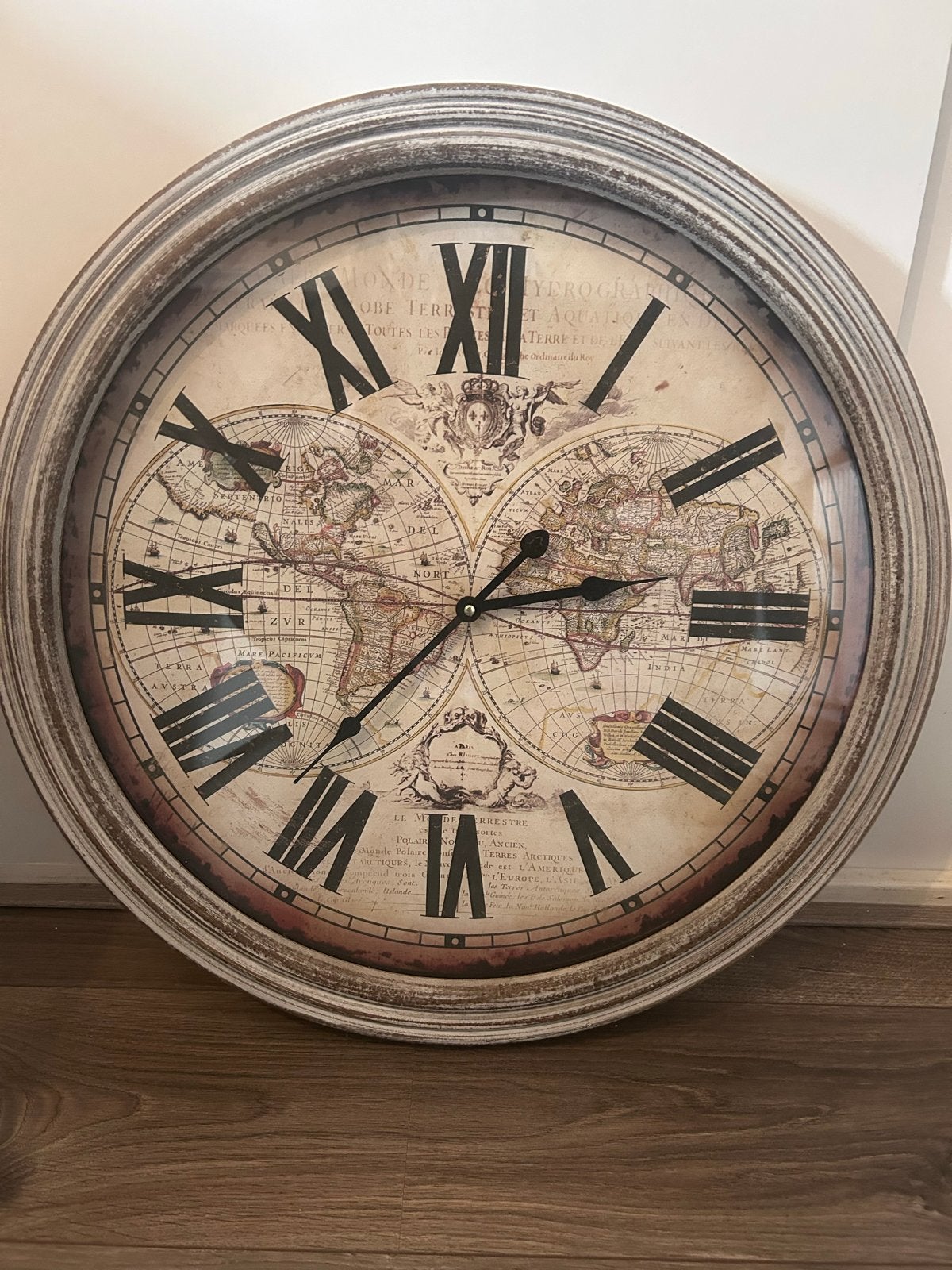 Grote wandklok 60cm doorsnee, wereldkaart design, Ophalen, Analoog, Werkt op batterijen, Zo goed als nieuw