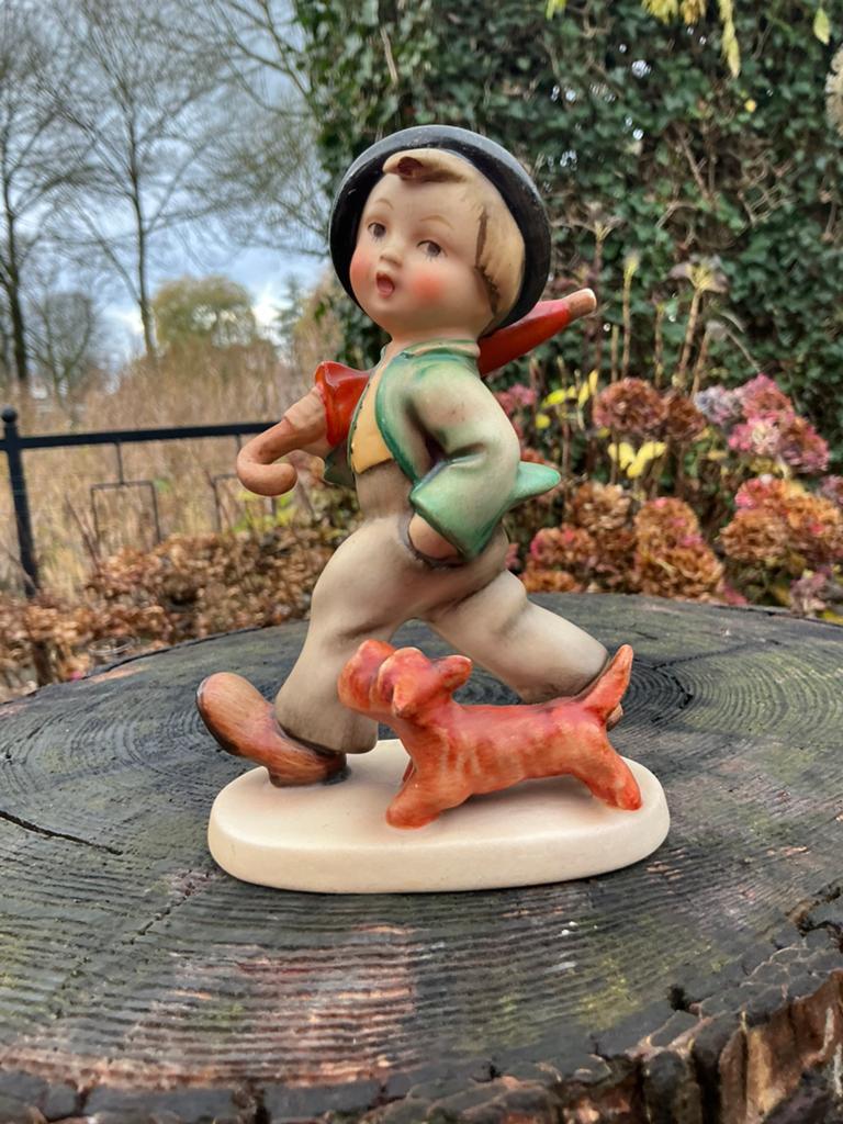 Hummel ❤️ beeldje jongen met paraplu en hondje, Ophalen of Verzenden, Zo goed als nieuw, Hummel