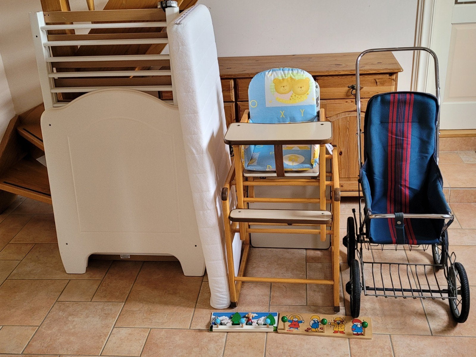 Kinderkamer set: ledikant, kinderstoel en wandelwagen, Ophalen