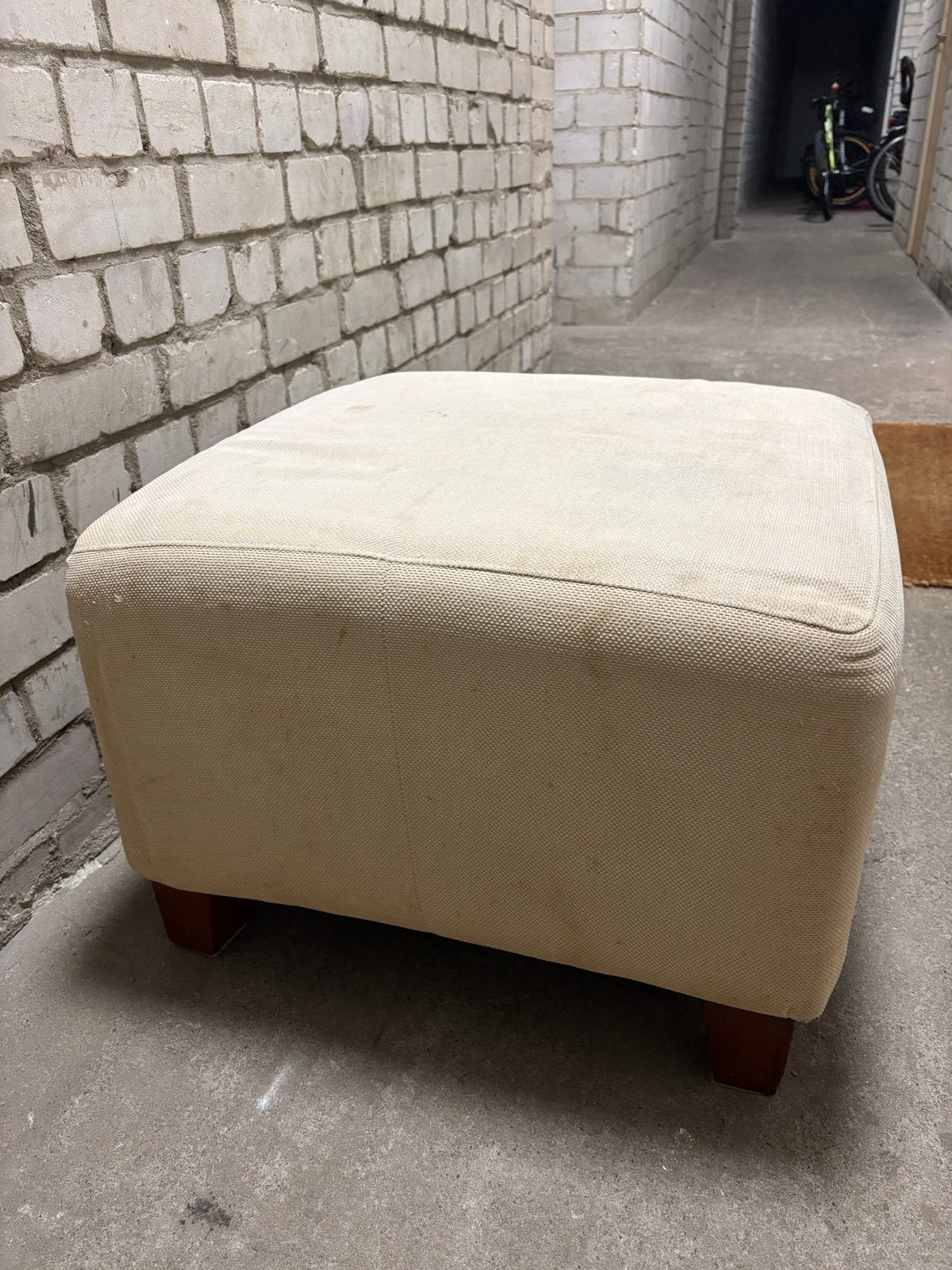 2x poef/voetenbank gebroken wit, Huis en Inrichting, Ophalen, Minder dan 50 cm, Gebruikt, Stof