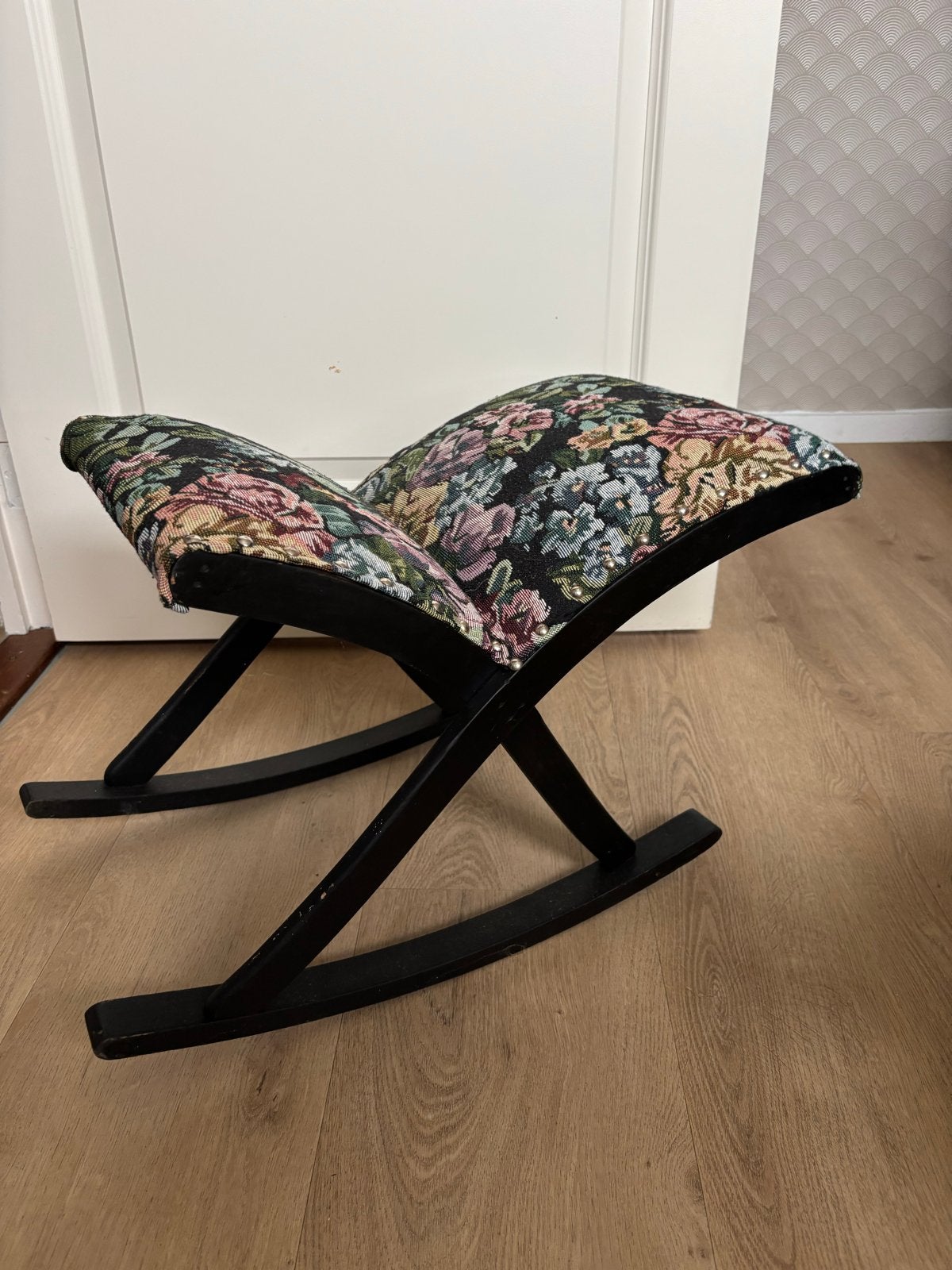 Vintage voetenbankje met bloemenpatroon, Huis en Inrichting, Stoelen, Ophalen, Gebruikt, Overige kleuren, Eén