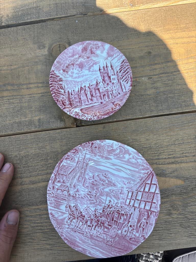 2x Enoch Wedgwood Dickens Days schoteltjes rood, Ophalen of Verzenden, Zo goed als nieuw