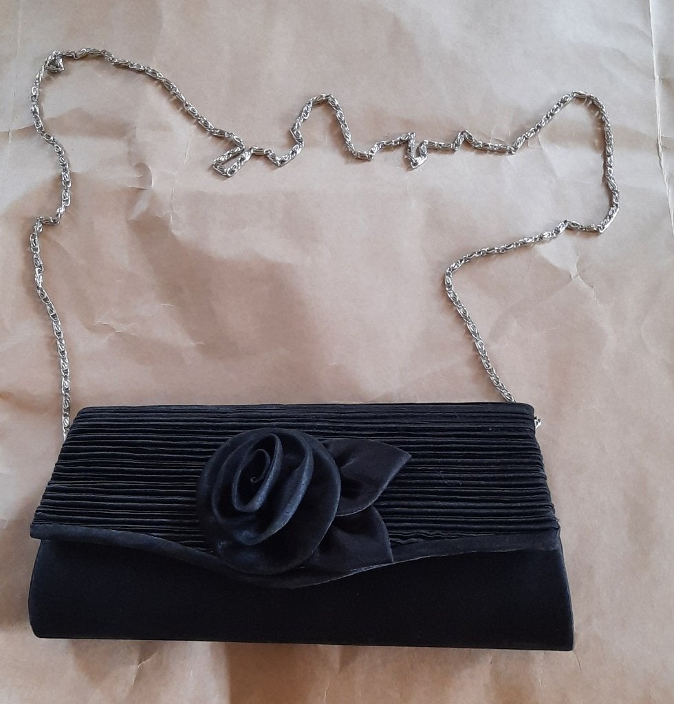 Clutch/gala tasje/zwart met bloem/zilverkleurige ketting, Ophalen of Verzenden, Zo goed als nieuw, Zwart, Avondtasje