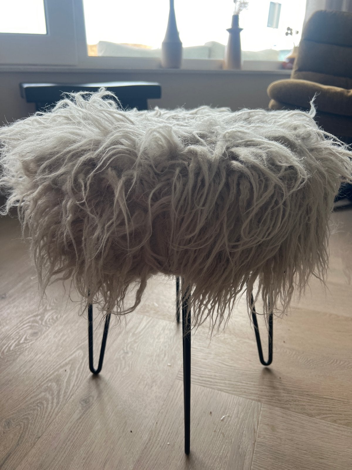 Witte poef met langharig bont en metalen poten, Minder dan 50 cm, Gebruikt, Rond, Ophalen of Verzenden