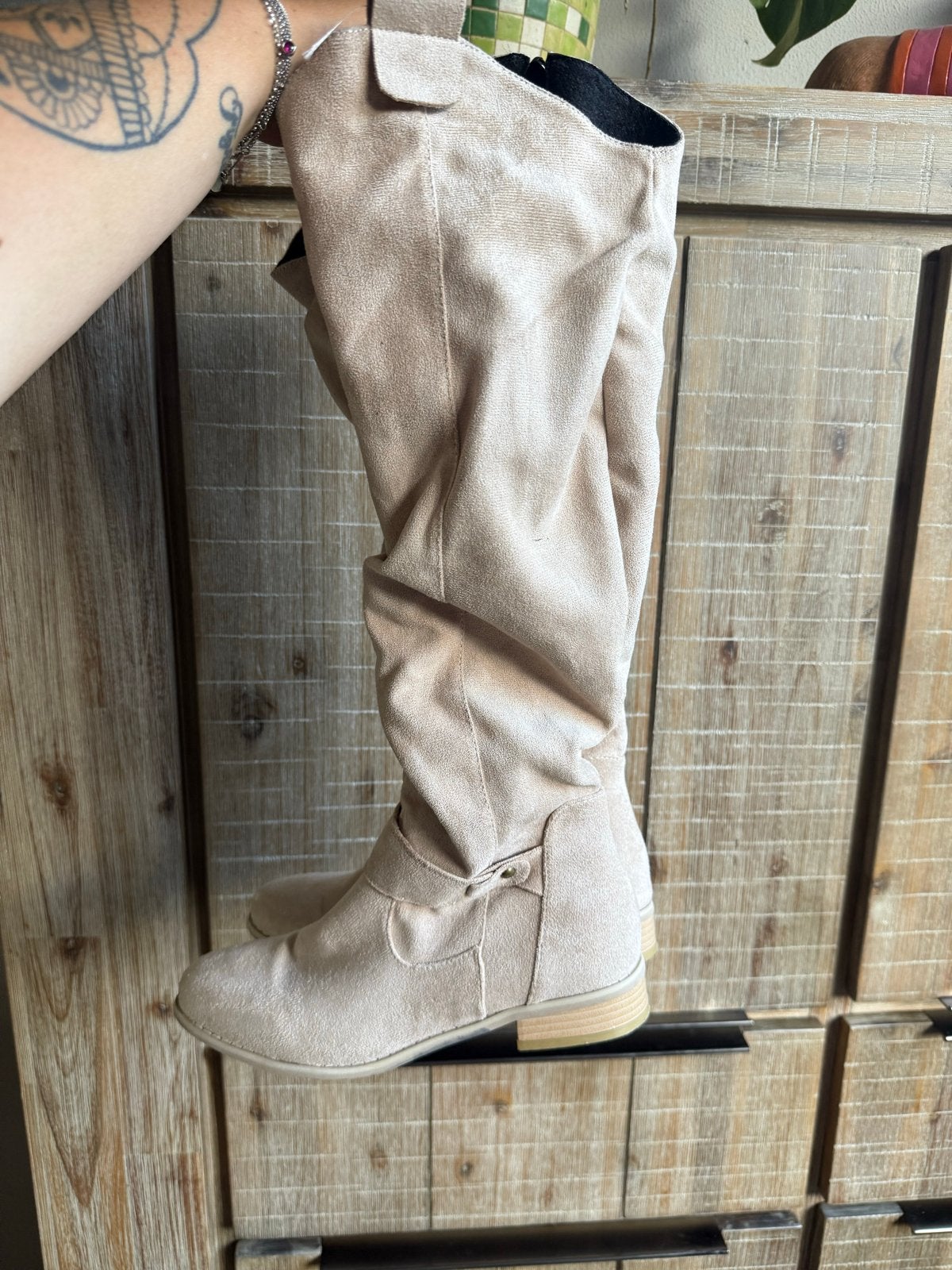Beige suède-look laarzen maat 40 - nieuw!, Ophalen of Verzenden, Nieuw, Beige, Hoge laarzen