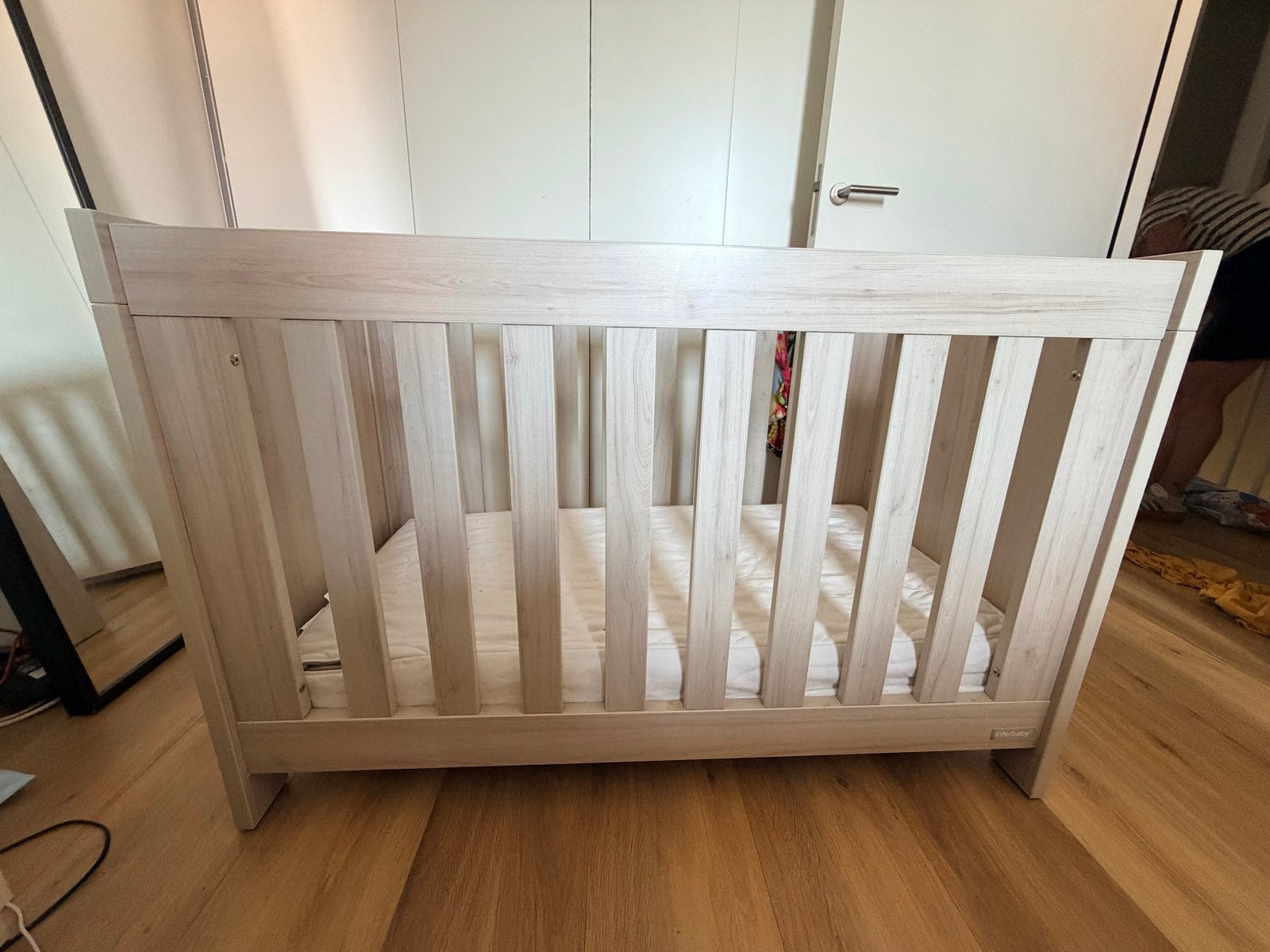 Interbaby kinderbed - grijze eikenhout look - 125 x 65 cm, Ophalen, Gebruikt, Lattenbodem, Minder dan 140 cm