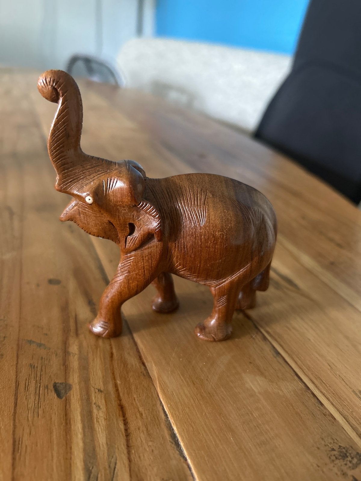 Houten olifant beeldje - Handgesneden, Antiek en Kunst, Minder dan 20 cm, Ophalen of Verzenden, Beeld, Hout