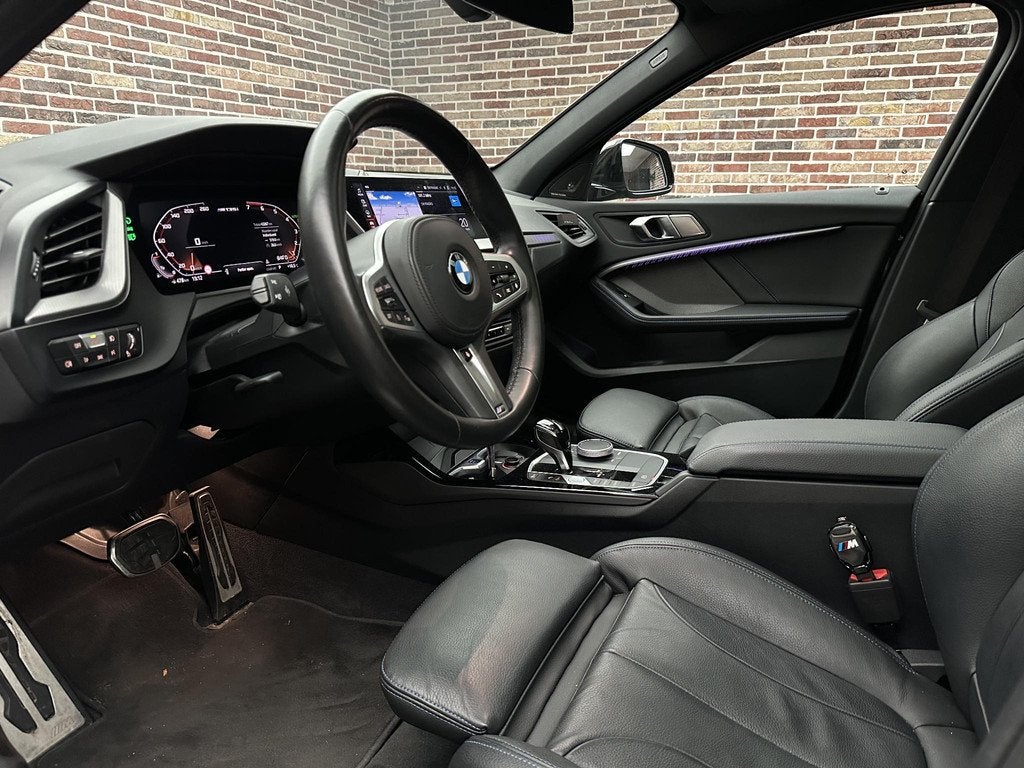 BMW 1-serie M135i xDrive | Dak| Head-up| Memory| Garantie to, Auto's, BMW, 1998 cc, Gebruikt, 4 cilinders, Zwart