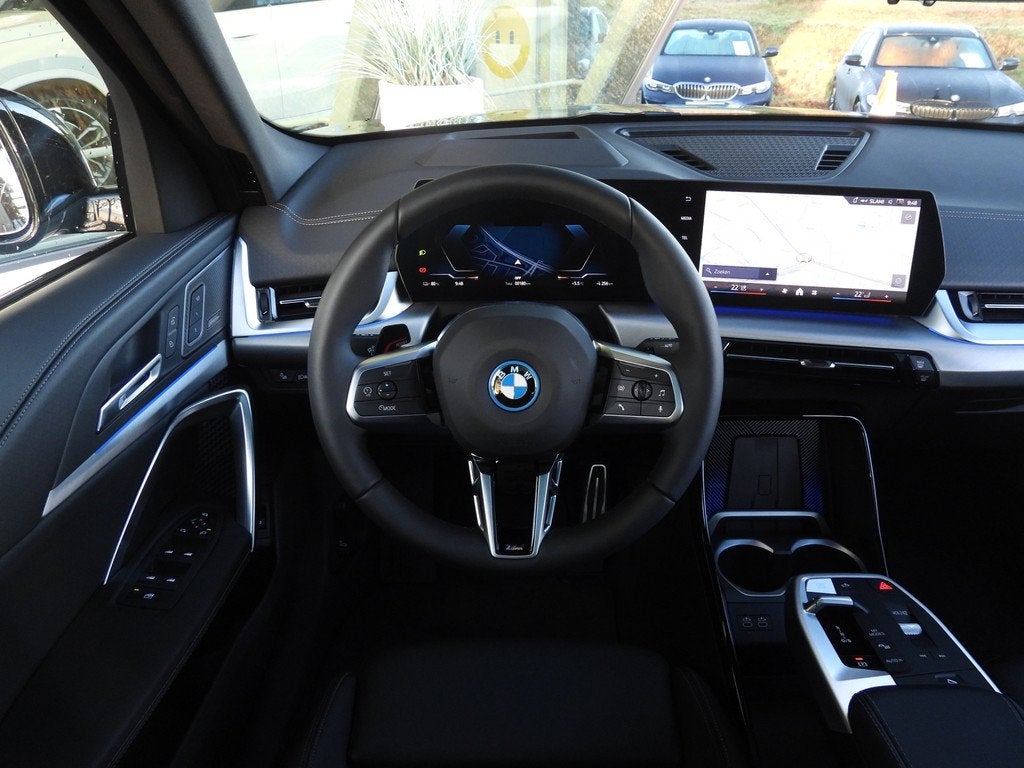 BMW iX2 xDrive30 M Sport Edition / Panoramadak / Sportstoele, Auto's, BMW, IX2, Met garantie (alle), Zwart, Vierwielaandrijving
