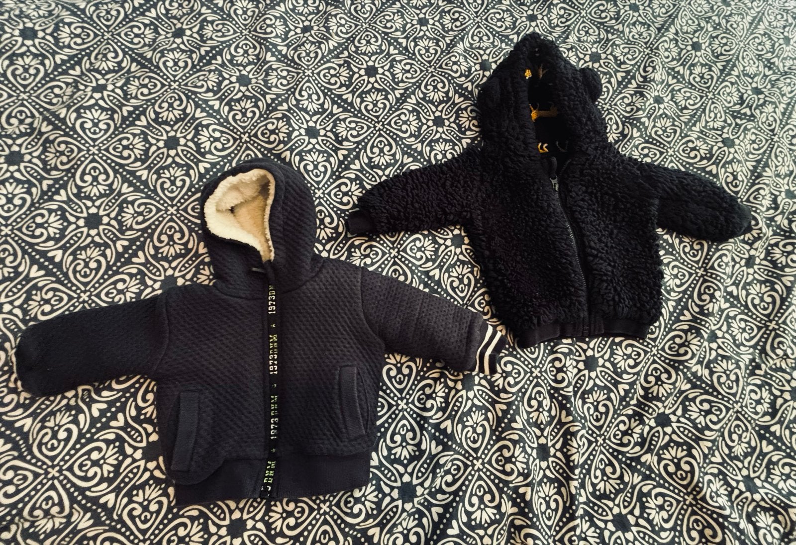 2x Warme baby jasjes - Dirkje en Zwart Teddy, Ophalen of Verzenden, Zo goed als nieuw, Jongetje of Meisje, Jasje