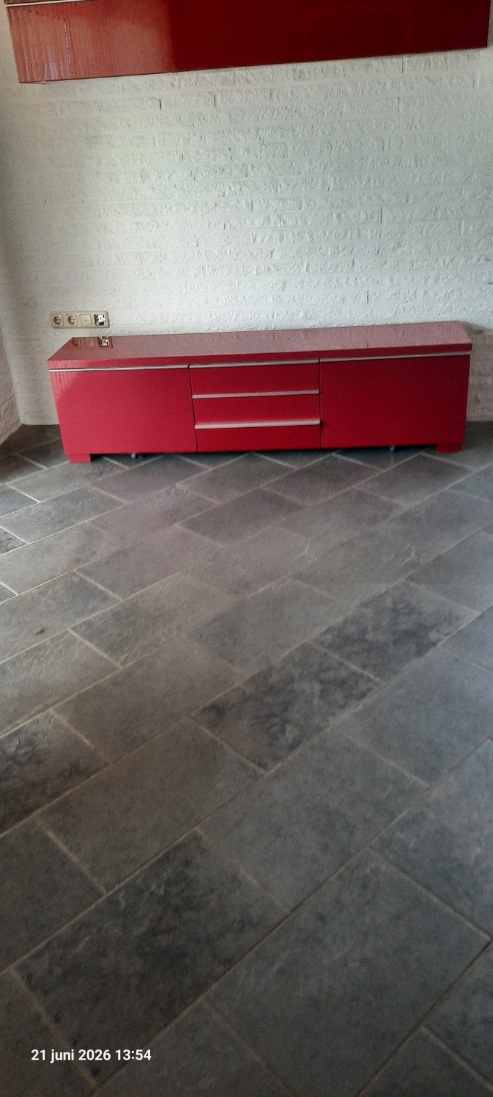 Rood hoogglans TV-meubel met bijpassende wandkast