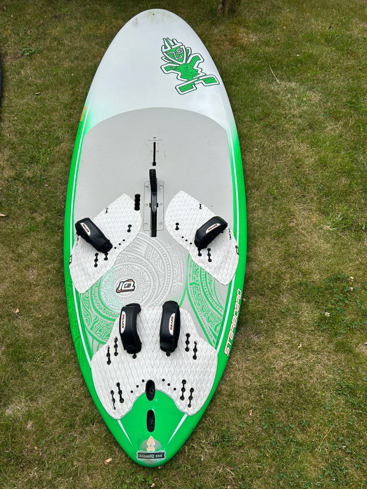 Surfset beginners 4.5 zeil en 160 liter plank, Watersport en Boten, Windsurfen, Ophalen, 250 tot 300 cm, Gebruikt, 3.5 tot 5 m²