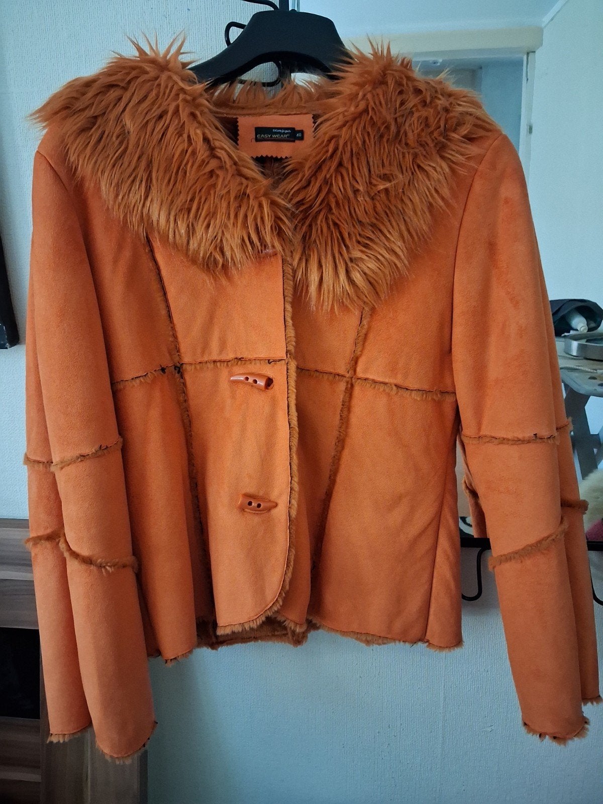 Oranje dames jas met bontkraag - Easy Wear 40, Kleding | Dames, Jassen | Winter, Oranje, Ophalen of Verzenden, Gedragen, Maat 42/44 (L)