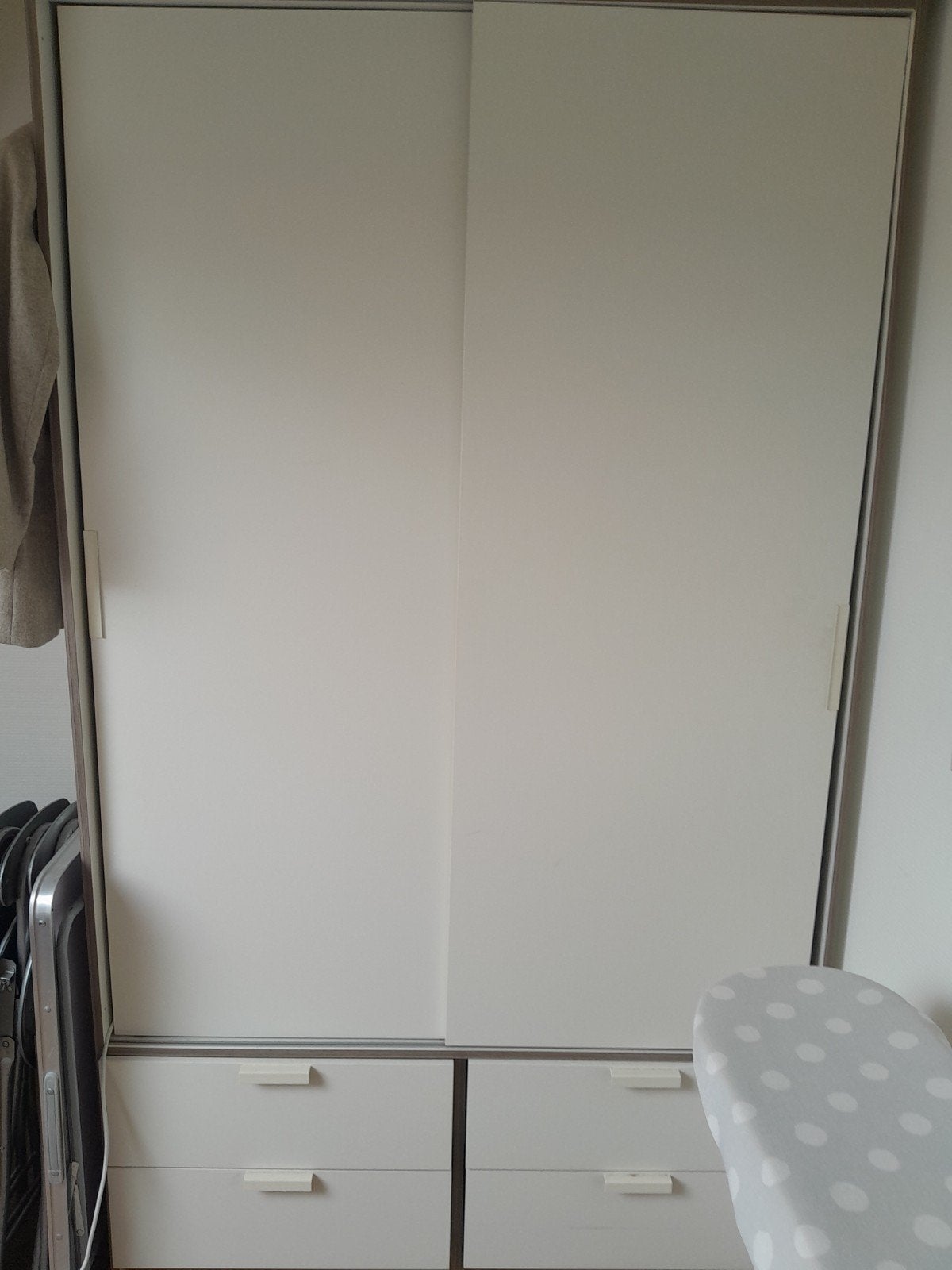 Witte kledingkast met schuifdeuren en lades, Ophalen, Met lade(s), Gebruikt, 100 tot 150 cm
