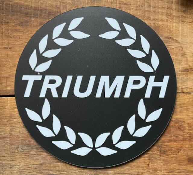 TRIUMPH   reclamebord rond  +- 24cm  kunststof, Ophalen of Verzenden, Zo goed als nieuw, Auto's