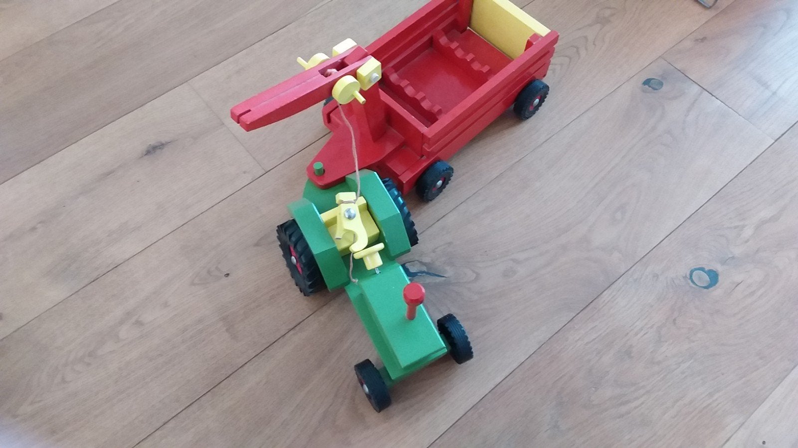 Vintage houten tractor met aanhanger en kraan, Kinderen en Baby's, Ophalen of Verzenden, Gebruikt, Duw- of Trekspeelgoed