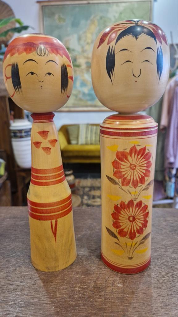 2 handgeschilderde en gesigneerde Kokeshi poppen, Ophalen of Verzenden