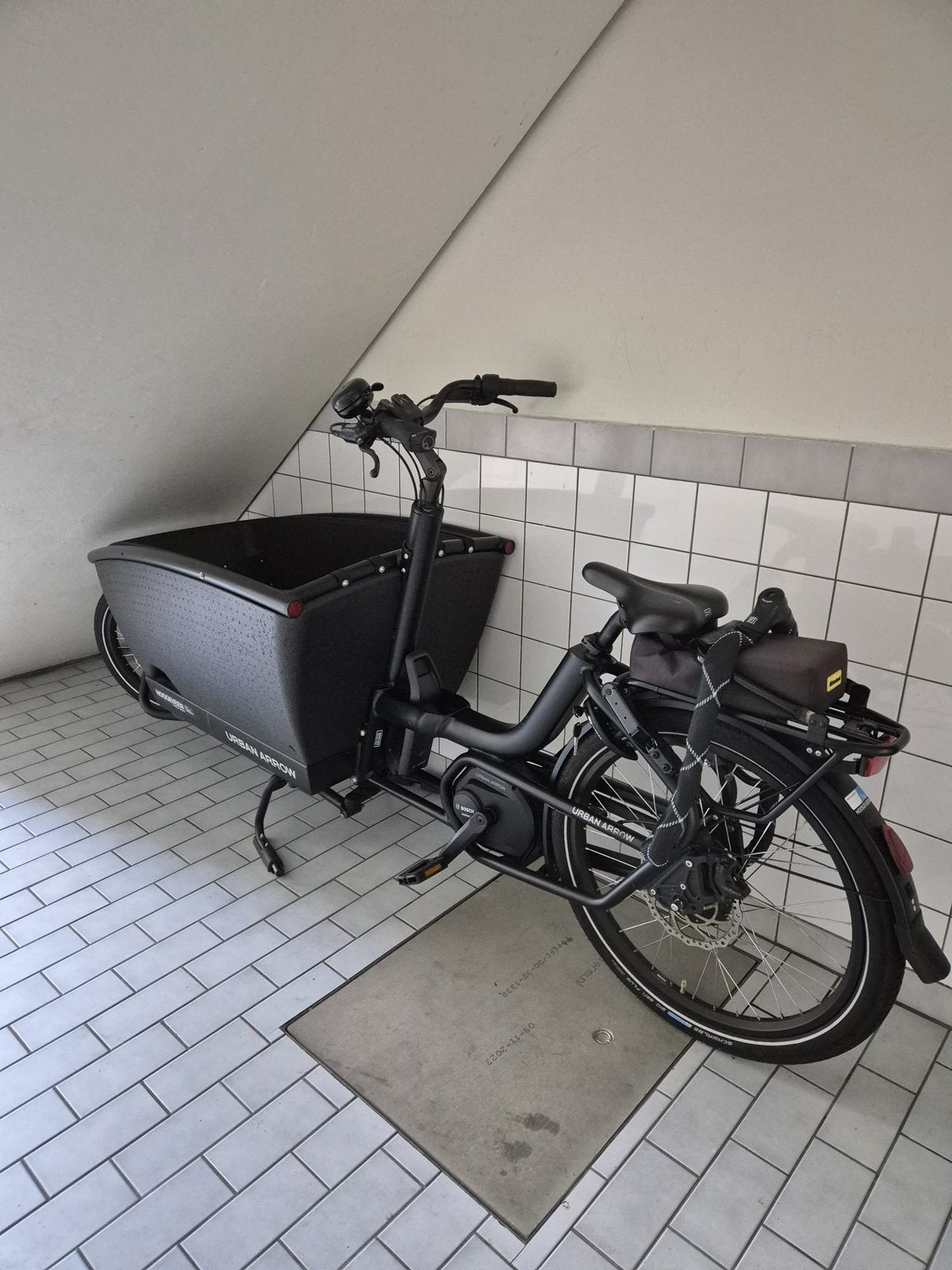Urban Arrow Family Active Line Plus 2024, Fietsen en Brommers, Fietsen | Bakfietsen, 4 kinderen of meer, Huif, Zo goed als nieuw