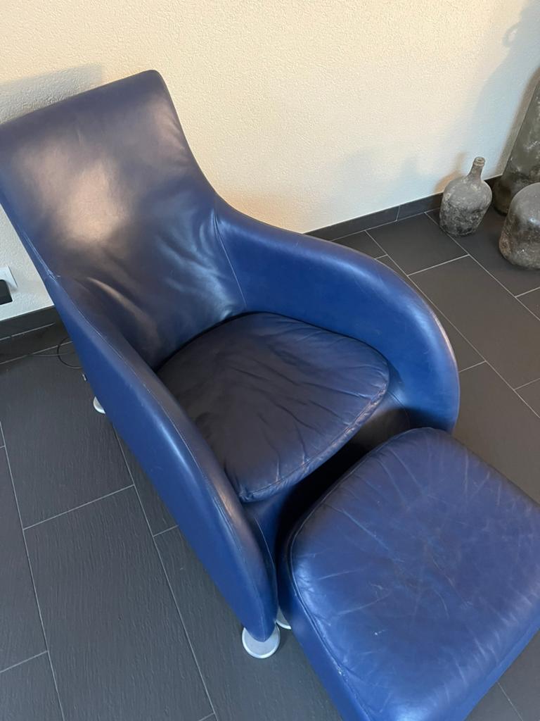 Te koop design blauwe leren Montis fauteuil met hocker, Ophalen of Verzenden, Zo goed als nieuw, 75 tot 100 cm, 50 tot 75 cm