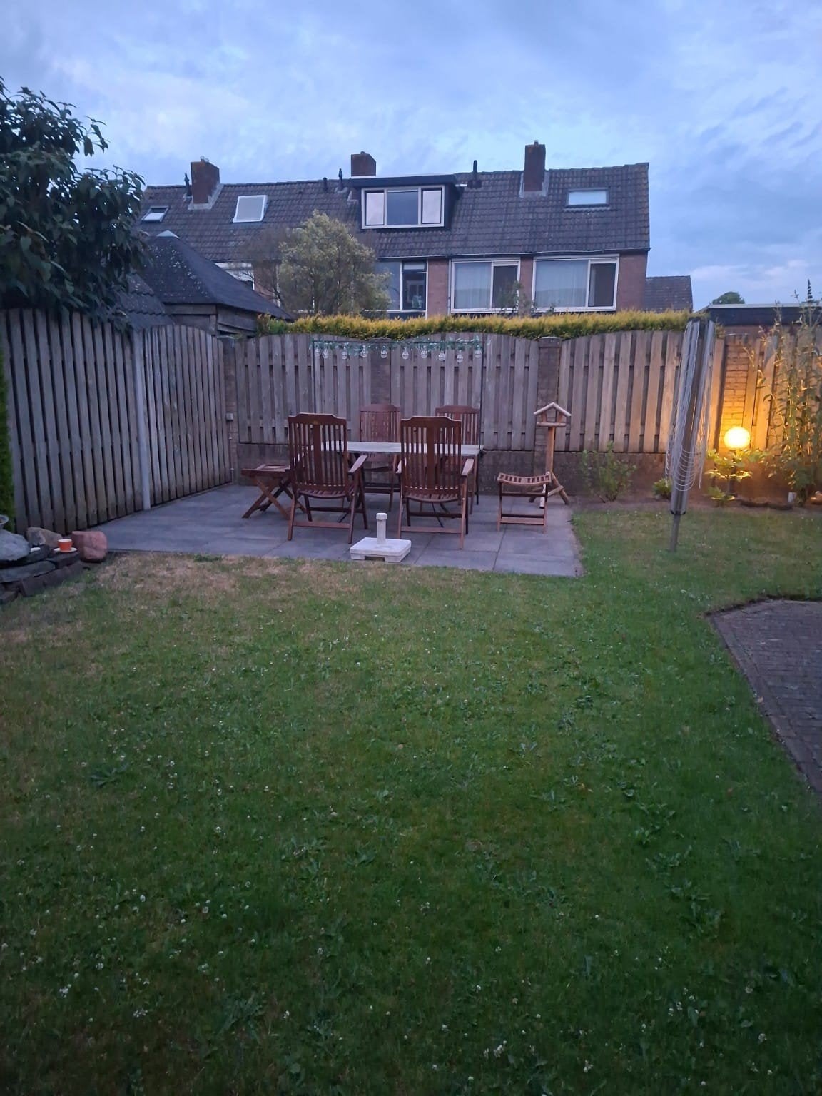Houten tuinset met tafel en twee krukjes, Gebruikt, Tuinset, Hout, Eettafel