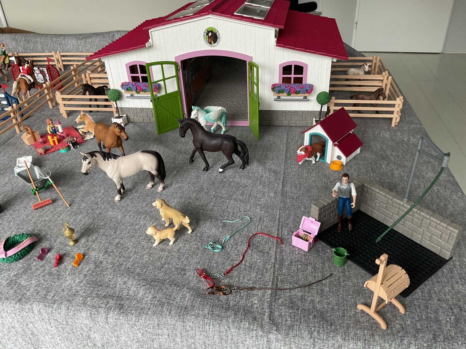 Schleich paarden manege met wedstrijd bak en meer, Ophalen of Verzenden, Zo goed als nieuw