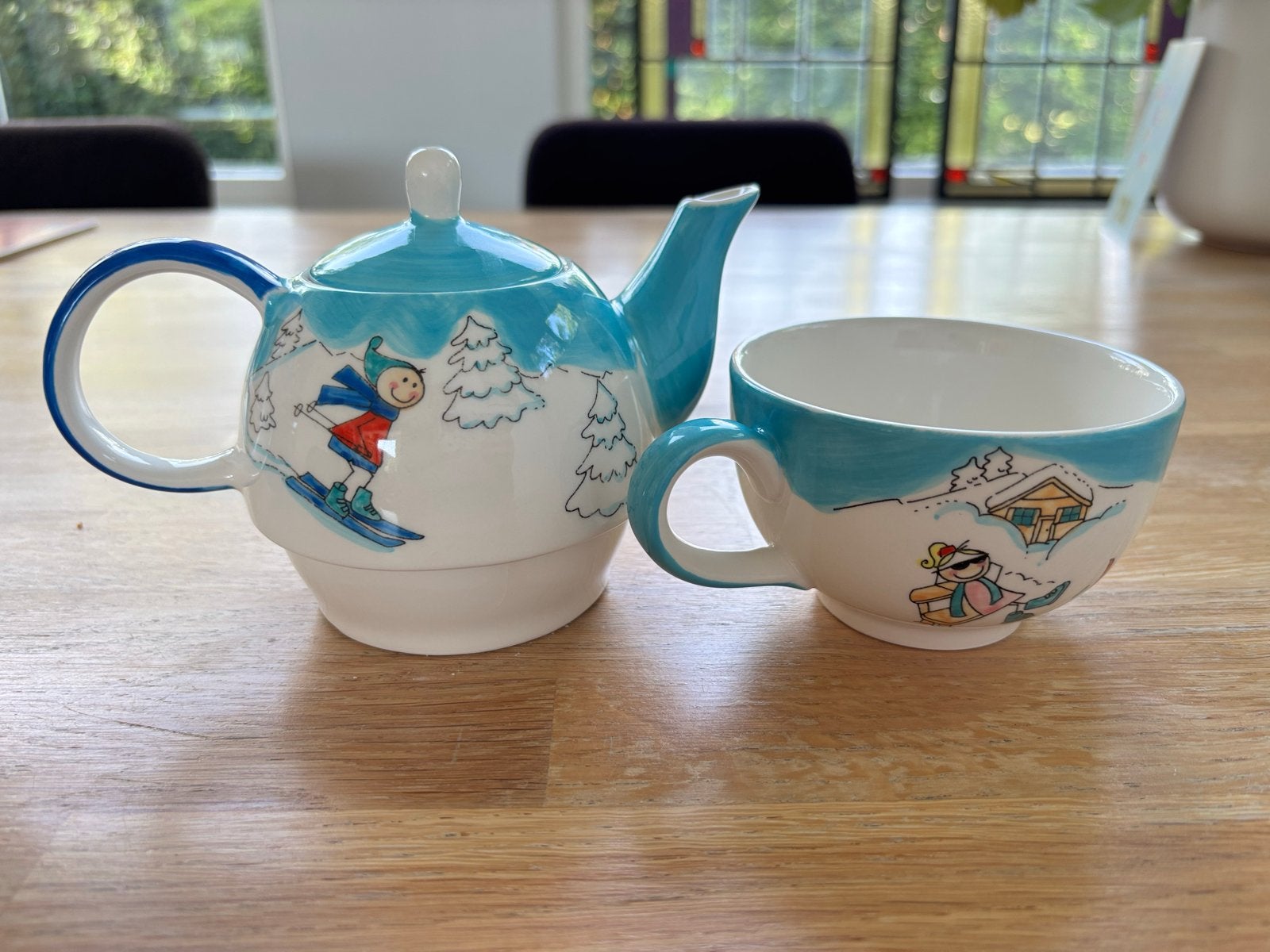 Mila theepot met kopje - Ski thema, handgeschilderd, Overige merken, Keramiek, Ophalen of Verzenden, Zo goed als nieuw